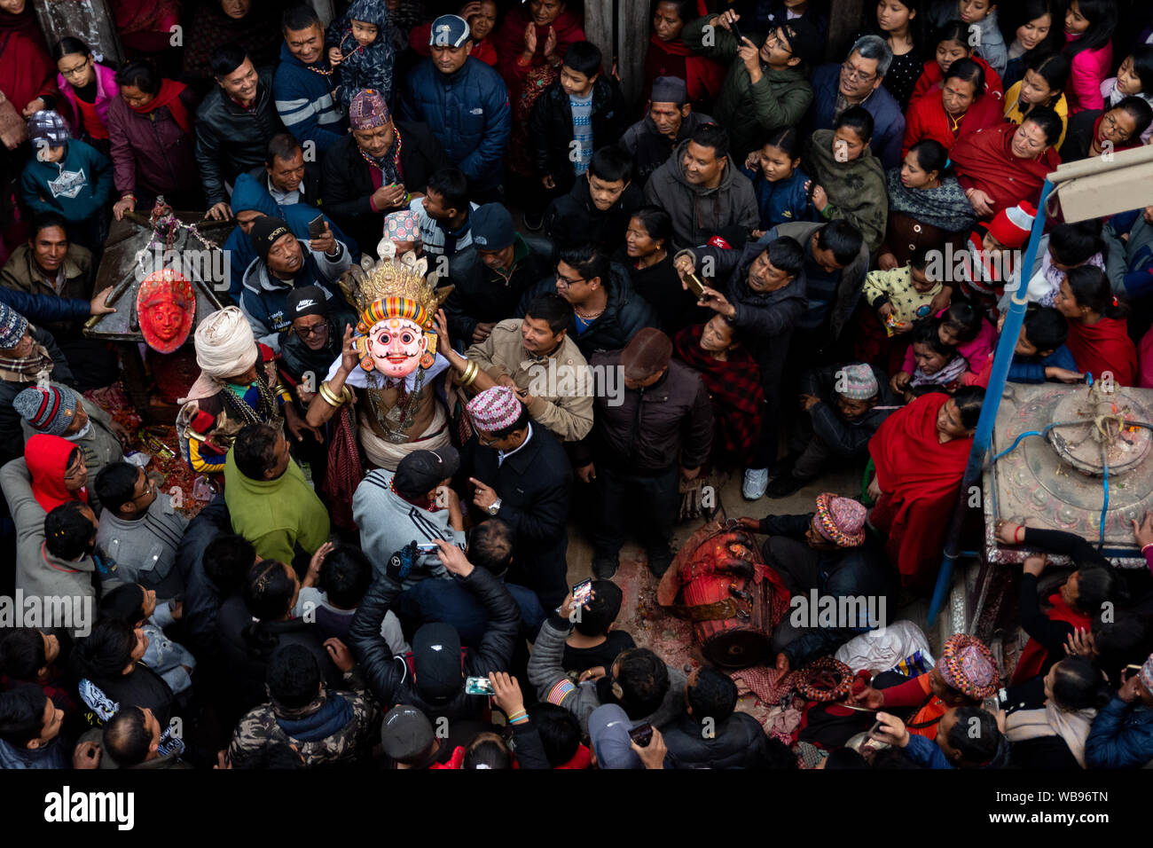 Un danseur masqué lors du spectacle festival Navadurga dans Madhyapur Thimi. Banque D'Images