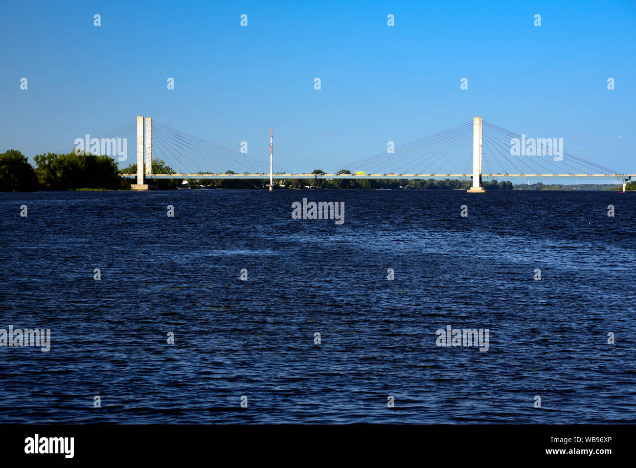 Olivier-Charbonneau, aussi appelé le A-25 pont enjambant la rivière des Prairies entre Laval et Montréal, province de Québec, Canada. Banque D'Images