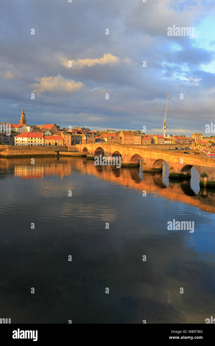 Coucher du soleil sur le Vieux Pont et pont Fin du Royal Tweed Bridge, Berwick upon Tweed, Northumberland, England, UK. Banque D'Images