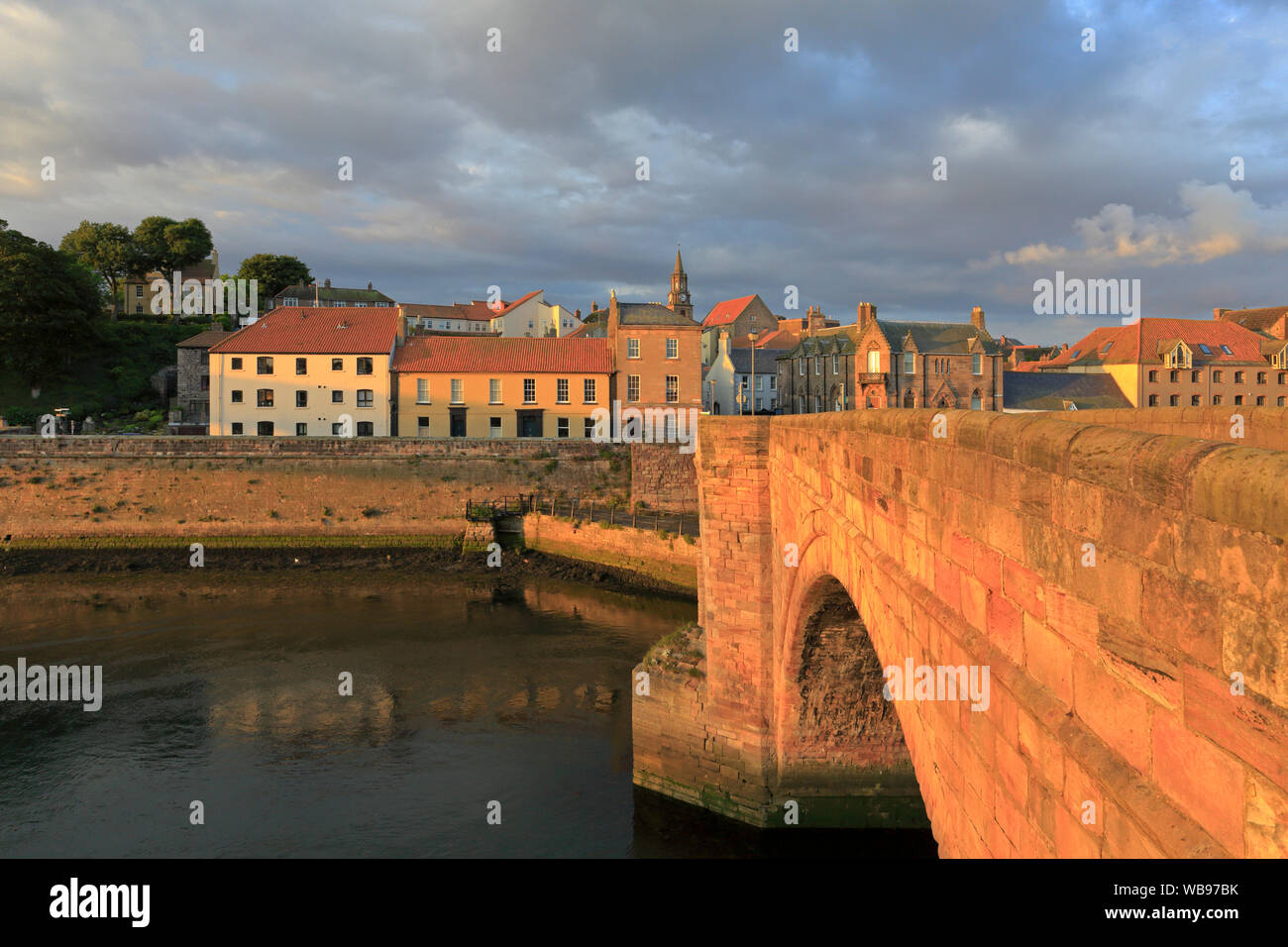 Coucher du soleil sur l'ancien pont vers Bridge End et l'Hôtel de Ville Tour de l'horloge, Berwick upon Tweed, Northumberland, England, UK. Banque D'Images