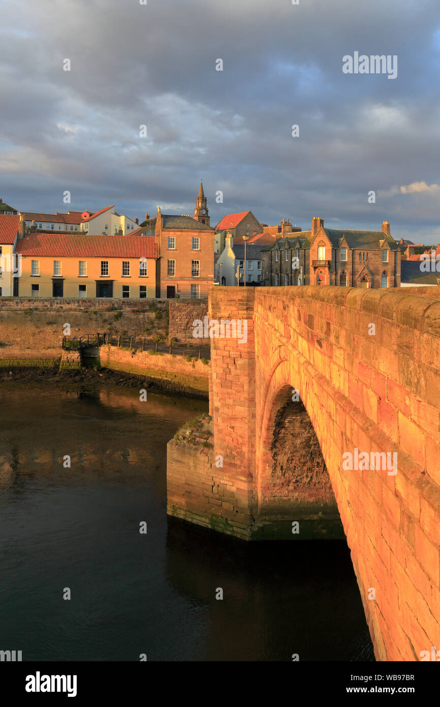 Coucher du soleil sur l'ancien pont vers Bridge End et l'Hôtel de Ville Tour de l'horloge, Berwick upon Tweed, Northumberland, England, UK. Banque D'Images