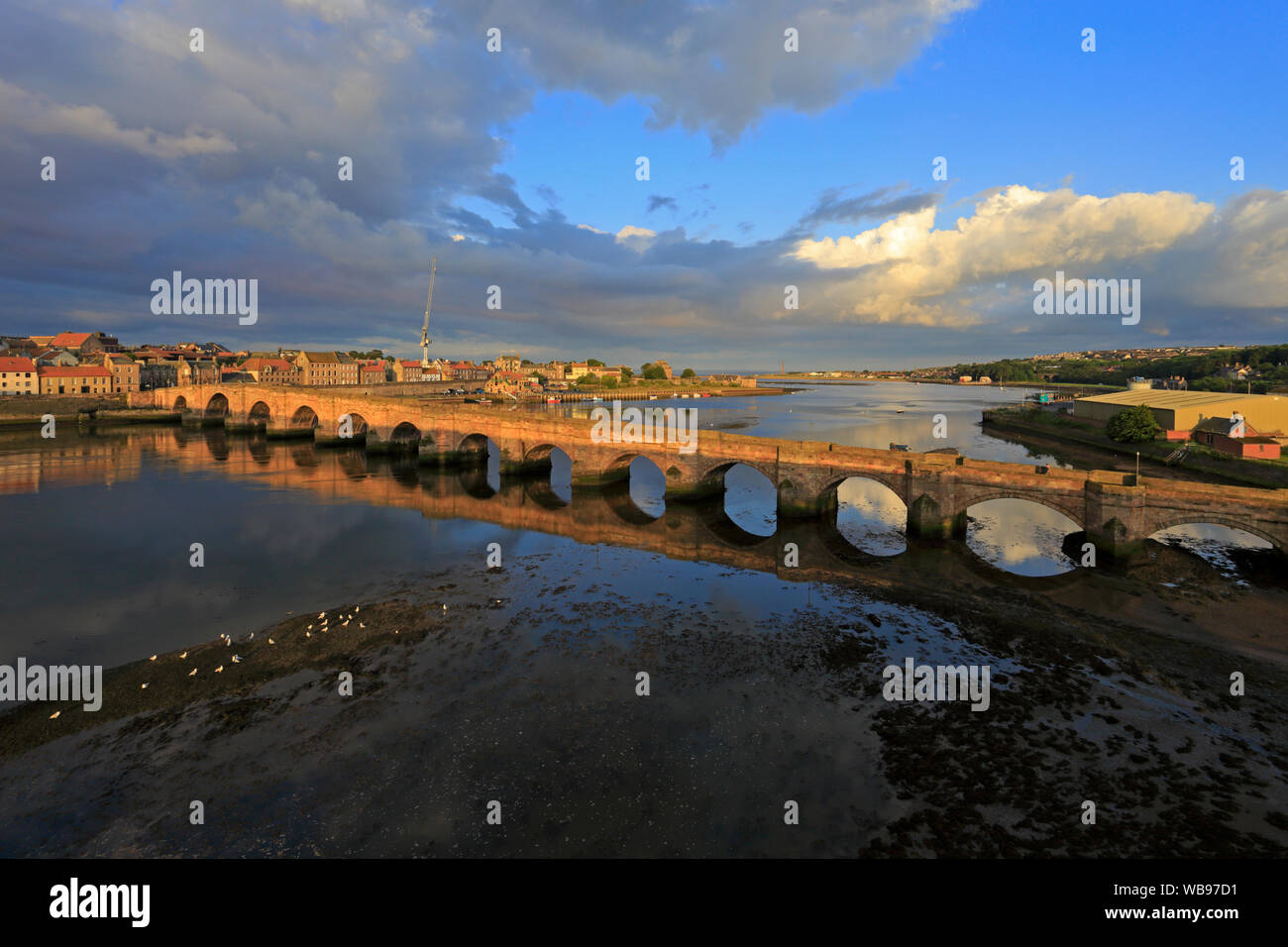 Coucher du soleil sur le Vieux Pont et pont Fin du Royal Tweed Bridge, Berwick upon Tweed, Northumberland, England, UK. Banque D'Images