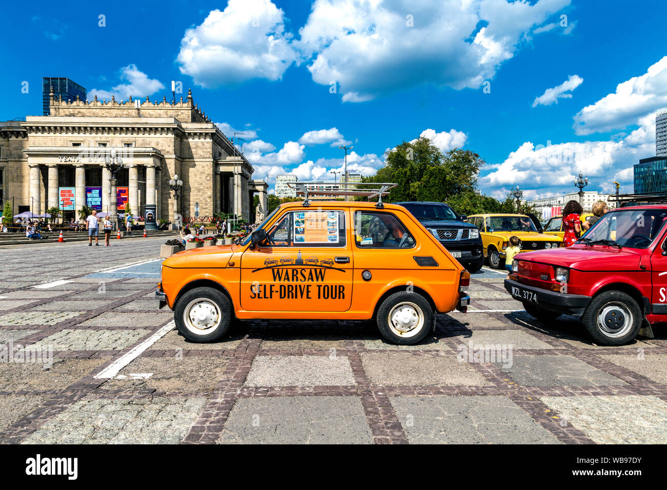 Fiat 126 d'Orange (aka Maluch) voiture garée à la place de rassemblement par palais de la Culture et de la science à Varsovie, Pologne Banque D'Images