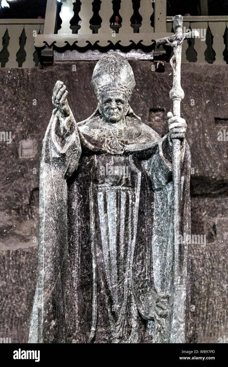 Sculpture du Pape Jean-Paul II faite de sel à l'intérieur de la chapelle  Saint-Kinga à la mine de sel de Wieliczka près de Cracovie, en Pologne  Photo Stock - Alamy