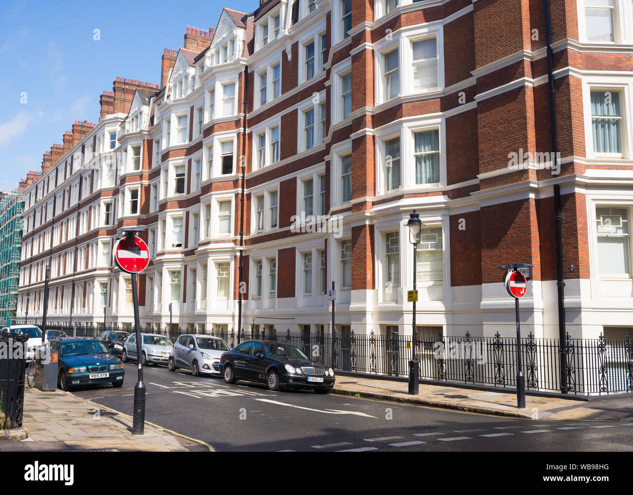 Londres, UK - Août 2019 : rue locale avec de luxueux appartement immeuble propriété maisons de style britannique victorienne dans le quartier exclusif de fleurs Banque D'Images