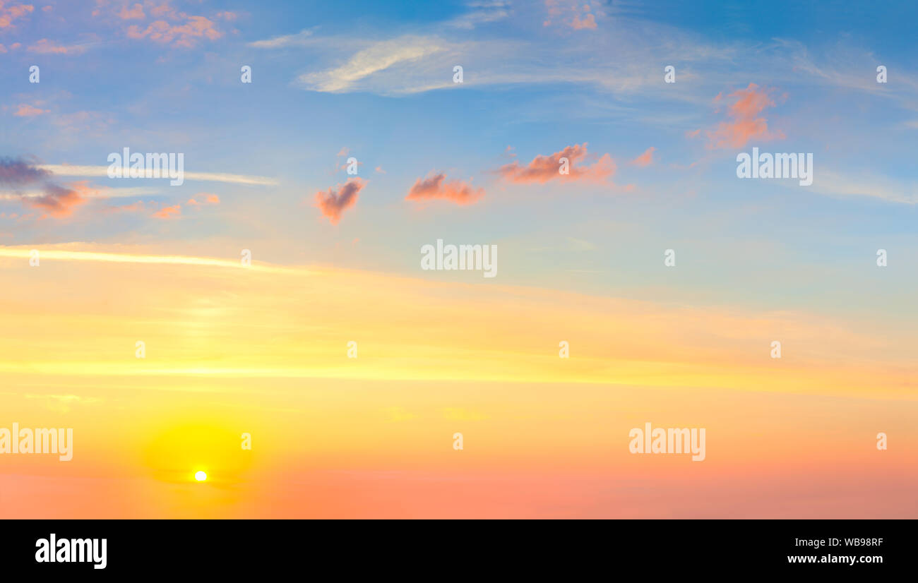 Du vrai lever du soleil coucher du soleil Ciel avec soleil et nuages de fond coloré, vue panoramique, très grande taille Banque D'Images