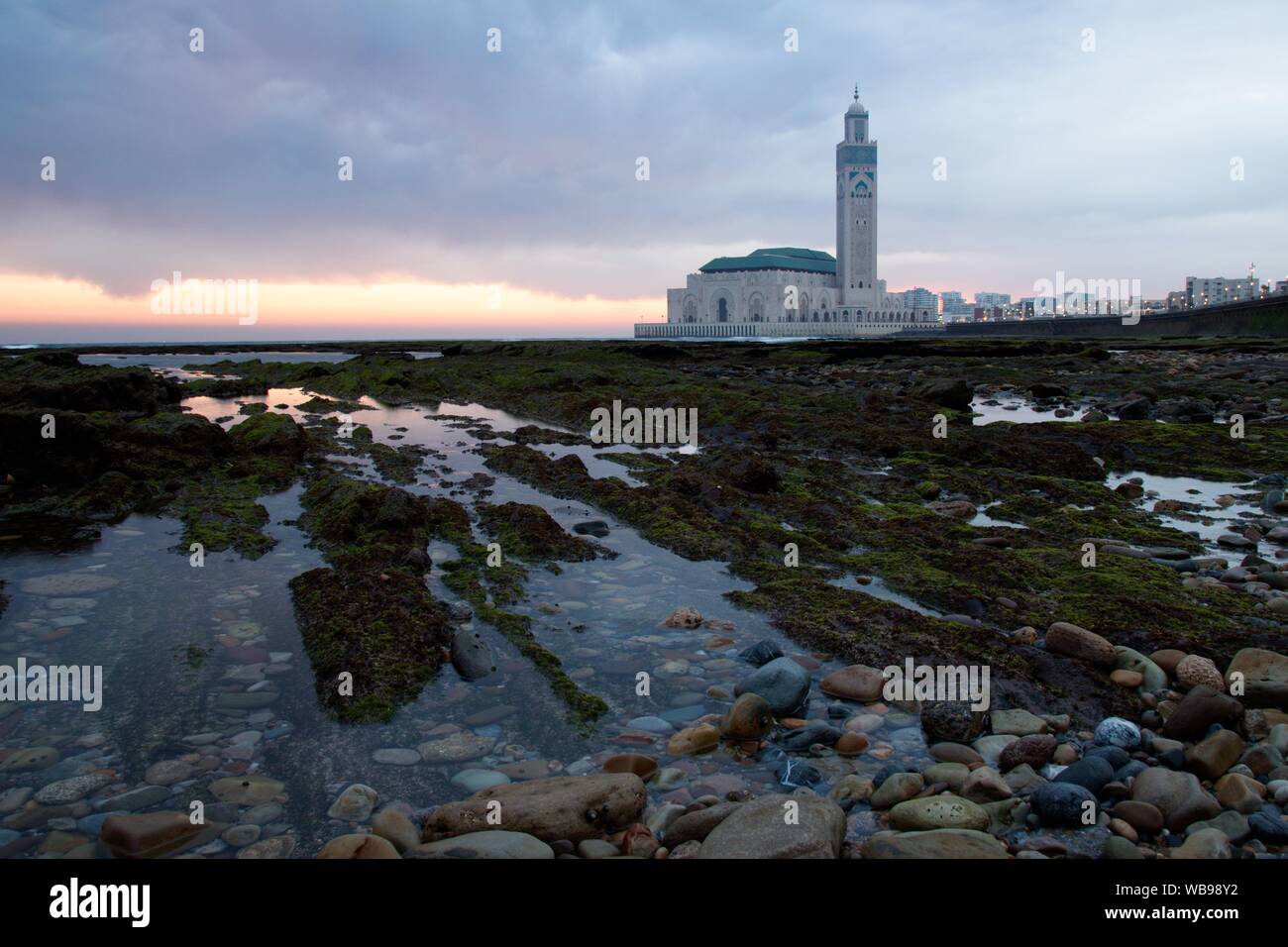 La plus célèbre et impressionnant bâtiment à Casablanca - mosquée Hassan-II. Banque D'Images