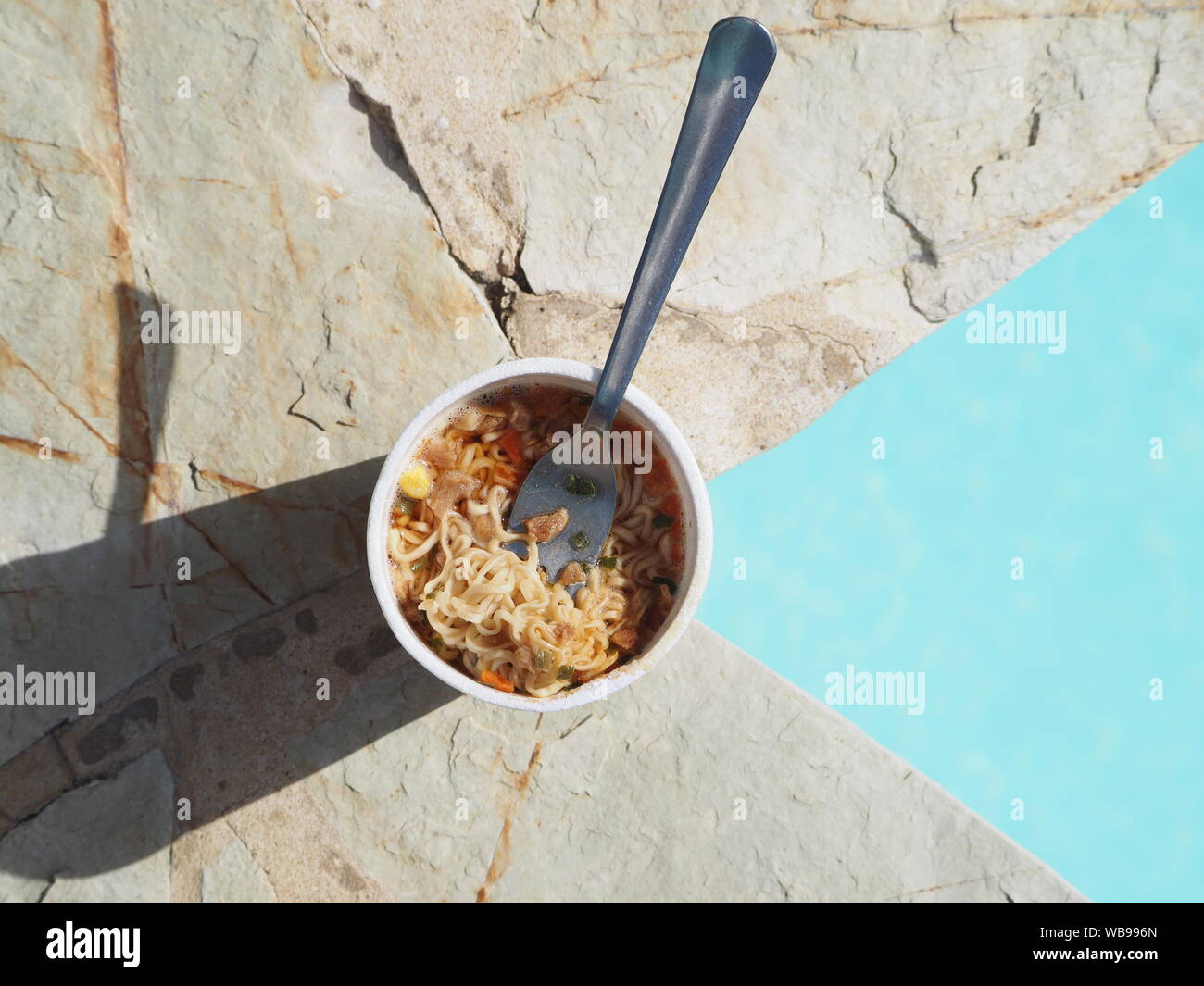 Les nouilles instantanées, près de la piscine. prêt à manger Banque D'Images