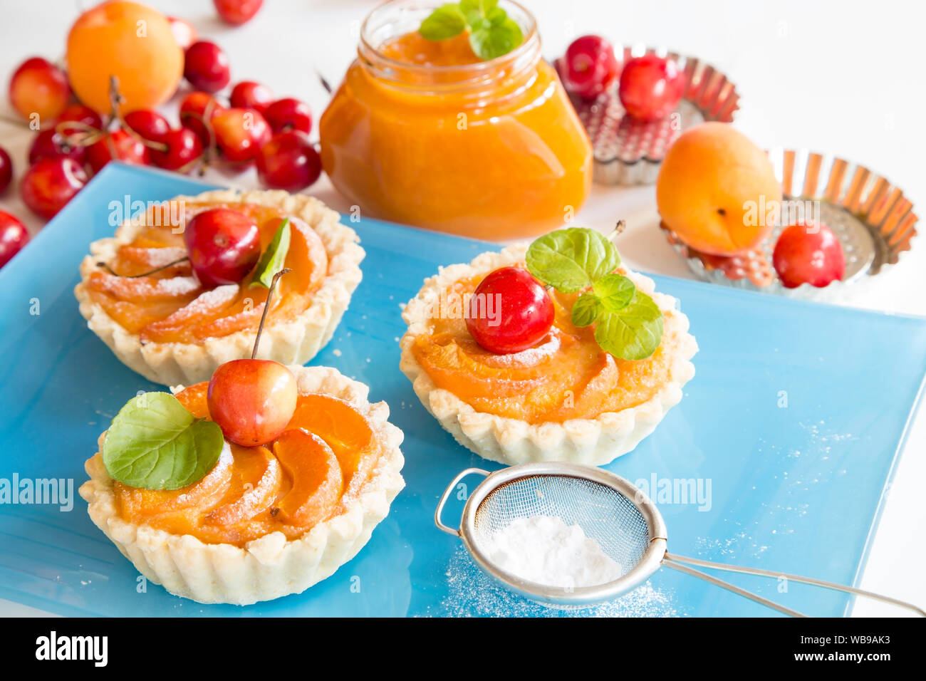 Tartelettes aux cerises et d'abricots avec feuilles de menthe Banque D'Images