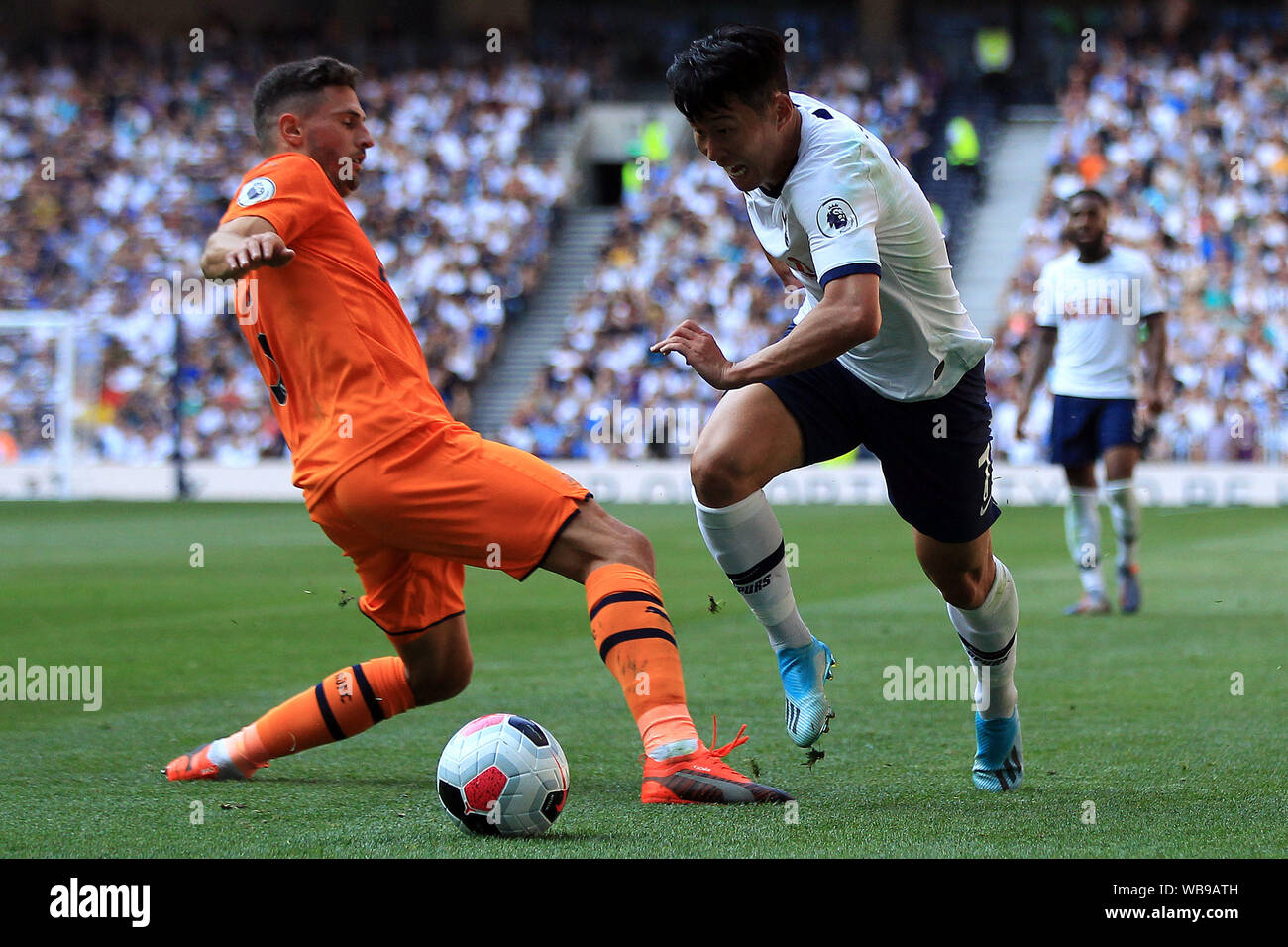 Londres, Royaume-Uni. Août 25, 2019. Fils Heung-min de Tottenham Hotspur (R) en action avec Fabian Schar de Newcastle United (L). Premier League, Tottenham Hotspur v Newcastle Utd au Tottenham Hotspur Stadium à Londres le dimanche 25 août 2019. Cette image ne peut être utilisé qu'à des fins rédactionnelles. Usage éditorial uniquement, licence requise pour un usage commercial. Aucune utilisation de pari, de jeux ou d'un seul club/ligue/dvd publications pic par Steffan Bowen/Andrew Orchard la photographie de sport/Alamy live news Crédit : Andrew Orchard la photographie de sport/Alamy Live News Banque D'Images