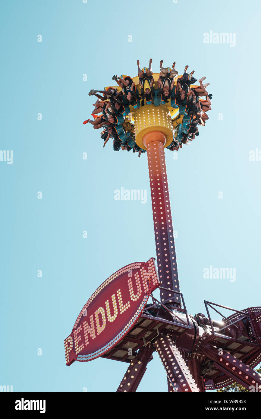 Gens en suspens Upsaide vers le bas sur le pendule Ride, Dreamland, Margate, Kent, UK Banque D'Images