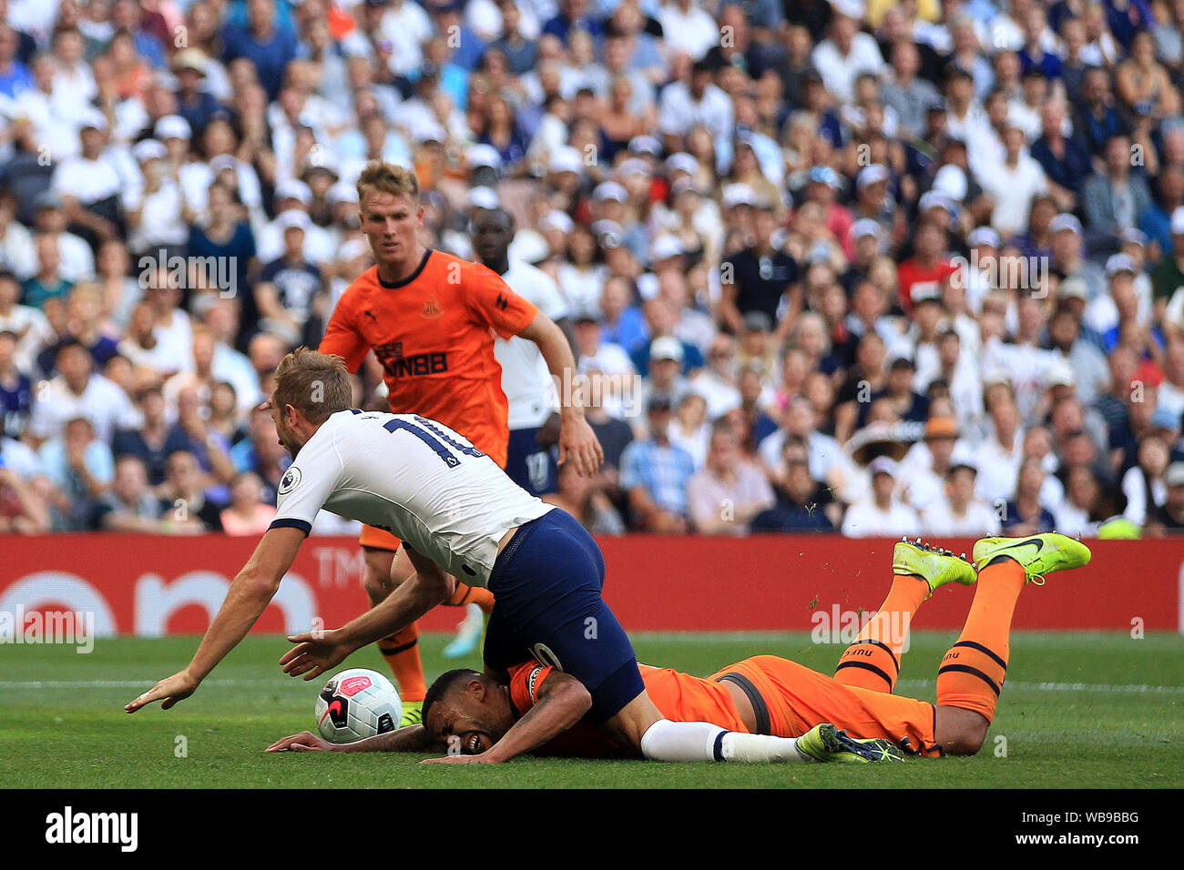 Londres, Royaume-Uni. Août 25, 2019. Jamaal Lascelles de Newcastle United (L) s'attaque et fait descendre Harry Kane de Tottenham Hotspur qui conduit à une pénalité VAR vérifier . Premier League, Tottenham Hotspur v Newcastle Utd au Tottenham Hotspur Stadium à Londres le dimanche 25 août 2019. Cette image ne peut être utilisé qu'à des fins rédactionnelles. Usage éditorial uniquement, licence requise pour un usage commercial. Aucune utilisation de pari, de jeux ou d'un seul club/ligue/dvd publications pic par Steffan Bowen/Andrew Orchard la photographie de sport/Alamy live news Crédit : Andrew Orchard la photographie de sport/Alamy Live News Banque D'Images