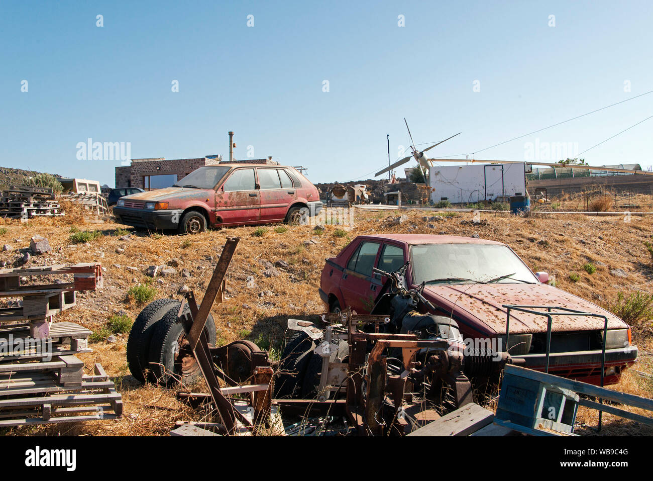 Ruiné et abandonné des voitures dans l'île de Patmos, Grèce Banque D'Images