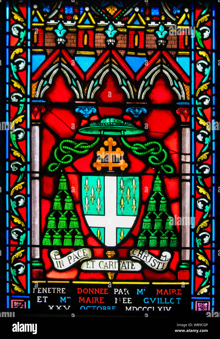 Vitrail dans la chapelle de Notre-Dame-des-flots (1857) à Sainte Adresse, Le Havre, France, représentant un blason Banque D'Images