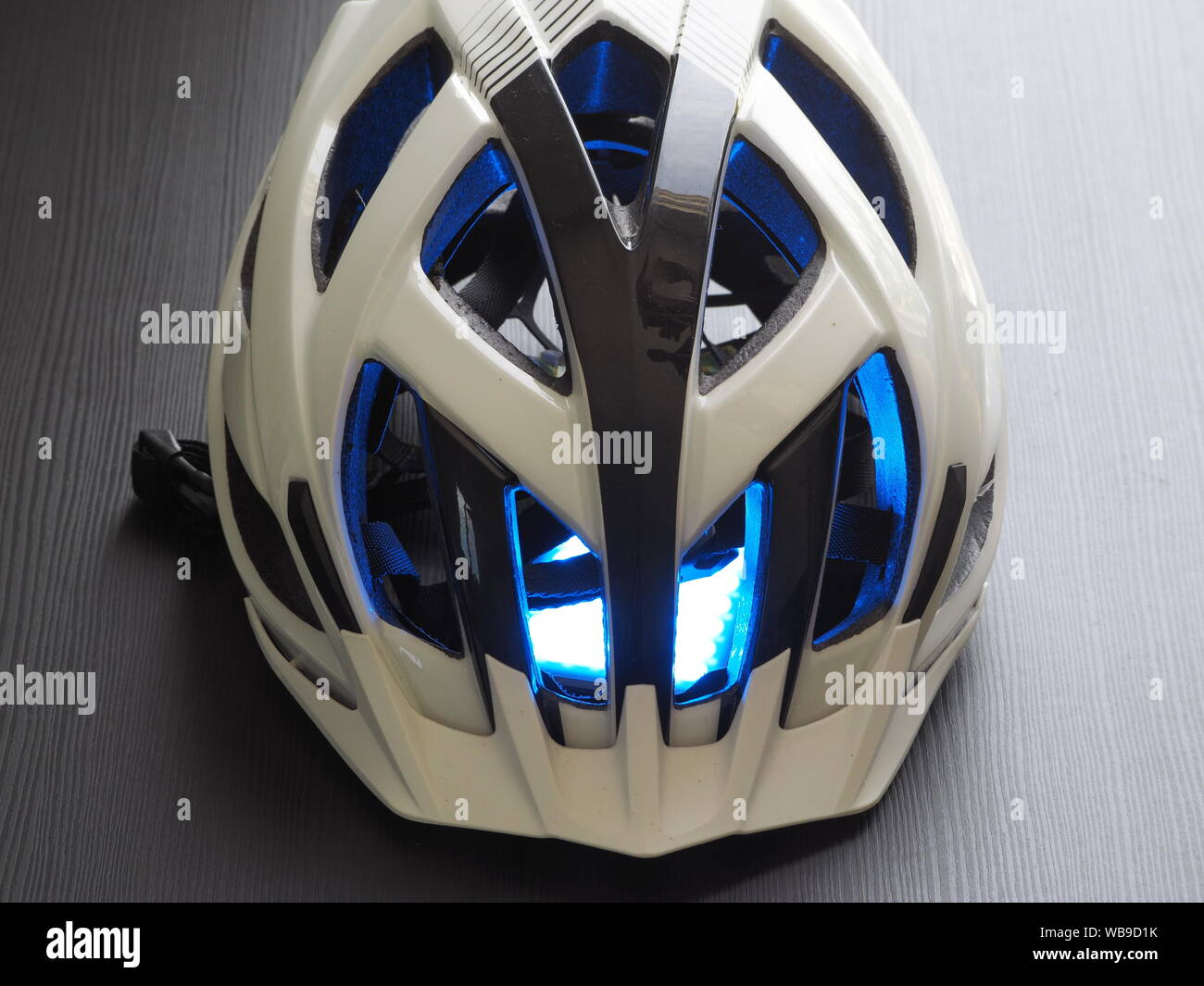 Blanc casque de vélo, illumination bleue à l'intérieur. Le concept de refroidissement. Banque D'Images
