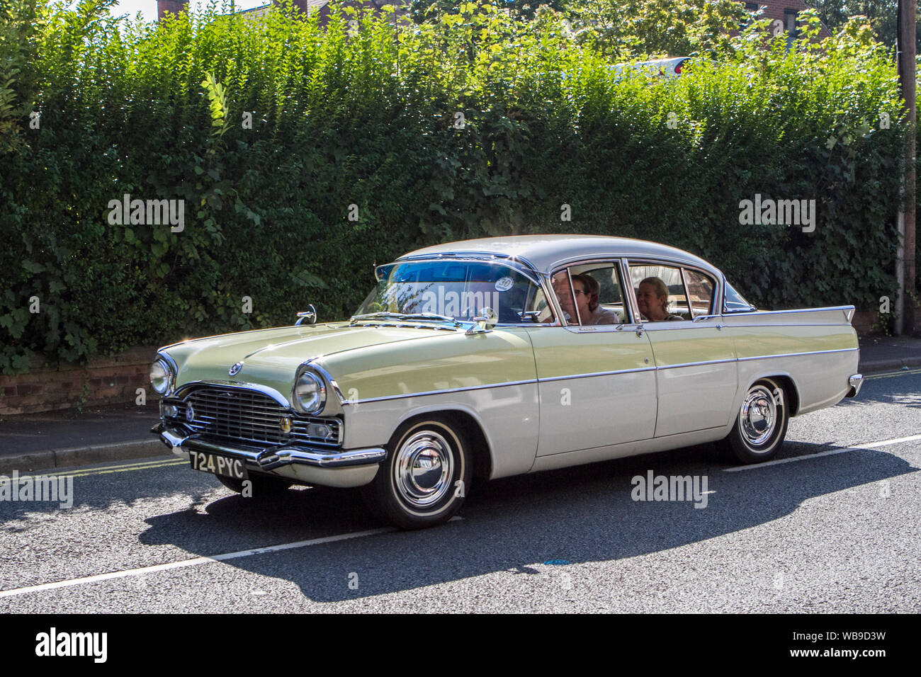 1962 Vauxhall Cresta jaune blanc série PA à l'Ormskirk Motorfest dans le Lancashire, Royaume-Uni Banque D'Images