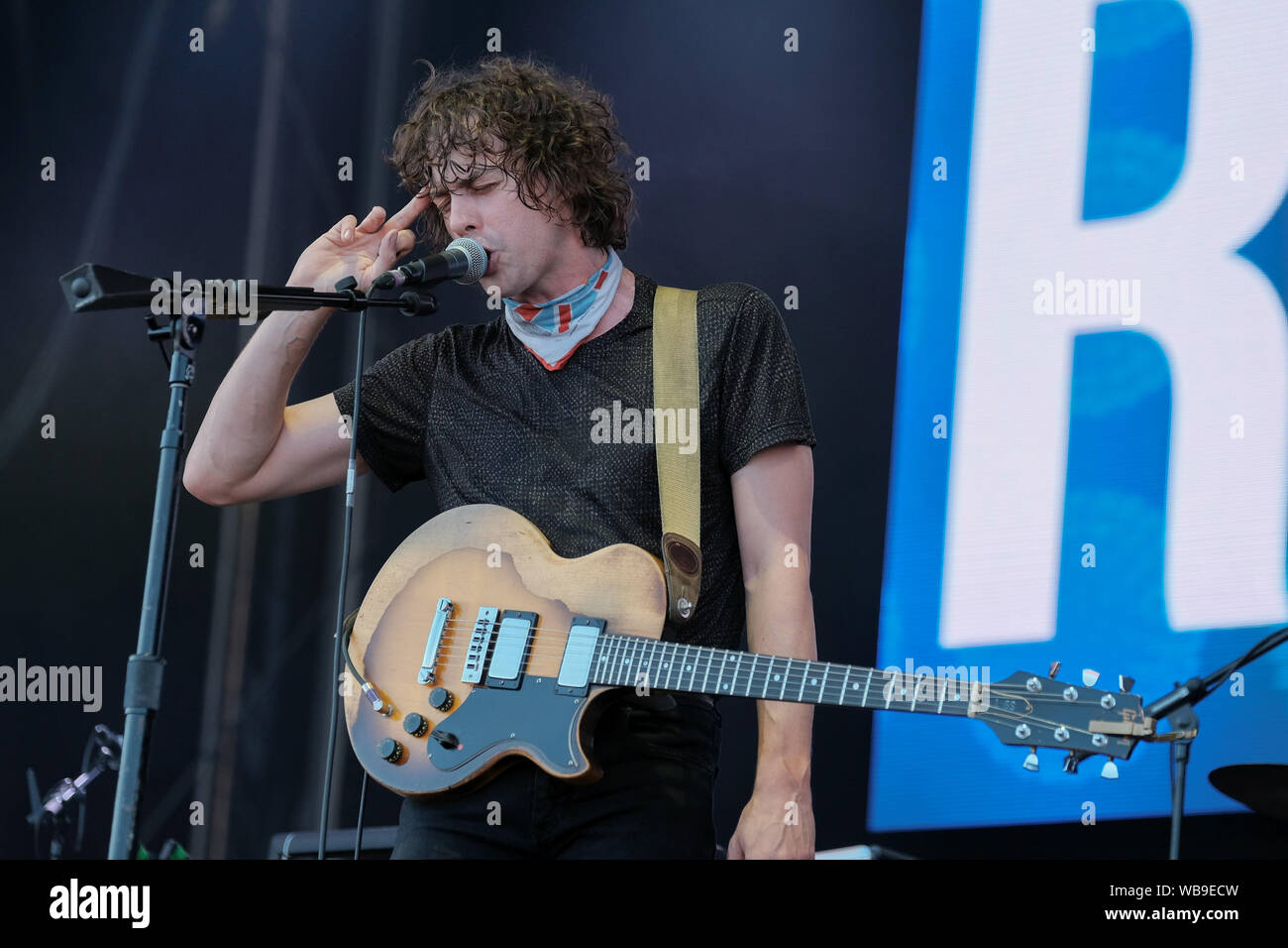 Groupe de rock indépendant anglais Razorlight. accompagné d'un chanteur et guitariste Johnny Borrell sur scène live au Festival victorieux dans la ville balnéaire sur la mer du Sud. Banque D'Images Groupe de rock indépendant anglais Razorlight. accompagné d'un chanteur et guitariste Johnny Borrell sur scène live au Festival victorieux dans la ville balnéaire sur la mer du Sud. Banque D'Images