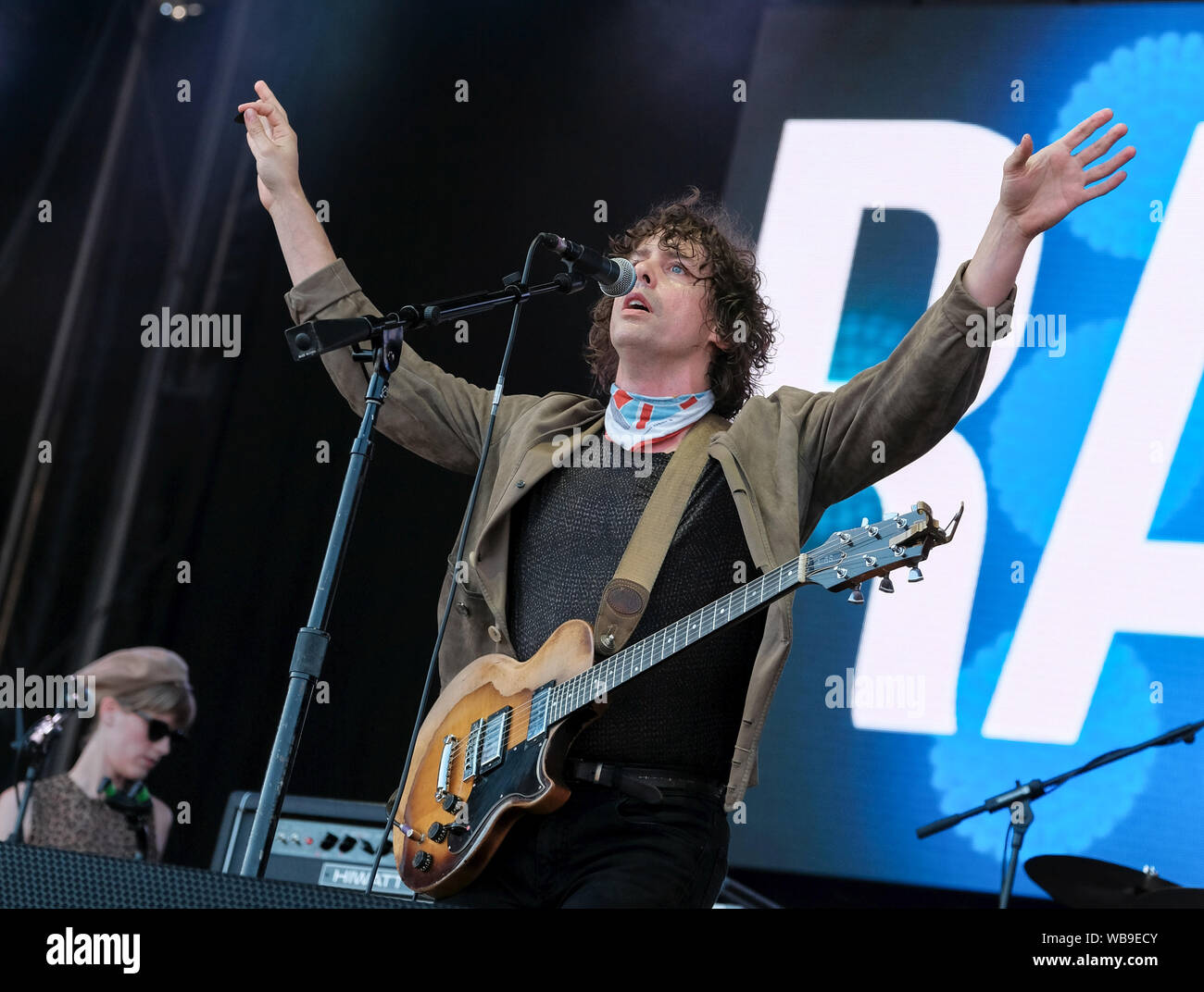 Groupe de rock indépendant anglais Razorlight. accompagné d'un chanteur et guitariste Johnny Borrell sur scène live au Festival victorieux dans la ville balnéaire sur la mer du Sud. Banque D'Images Groupe de rock indépendant anglais Razorlight. accompagné d'un chanteur et guitariste Johnny Borrell sur scène live au Festival victorieux dans la ville balnéaire sur la mer du Sud. Banque D'Images