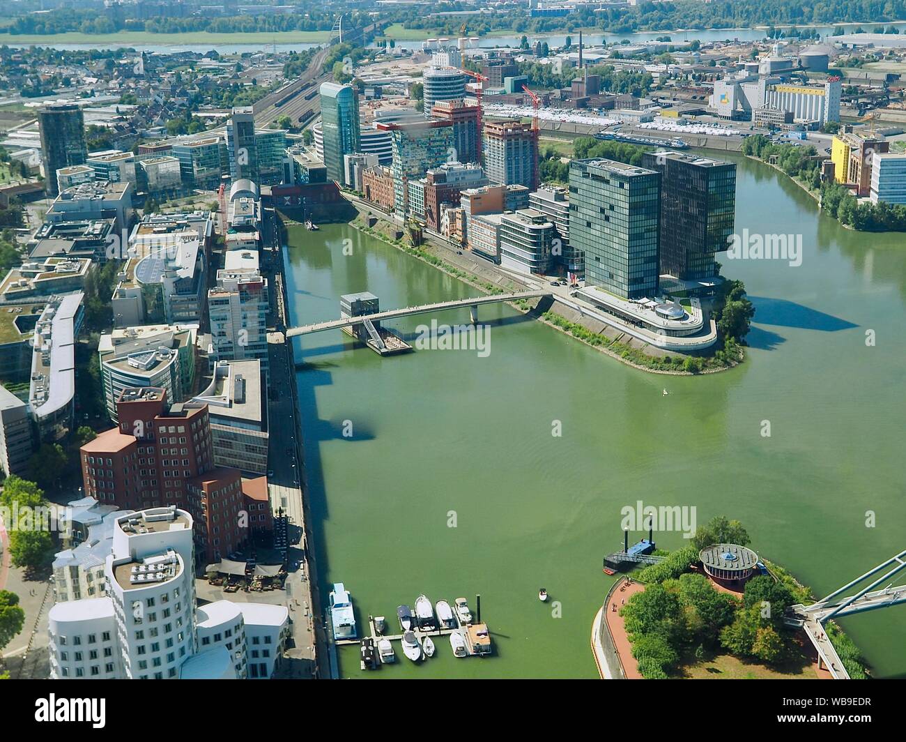 Vue aérienne de Düsseldorf en Allemagne vu de la tour du rhin au port des médias Banque D'Images