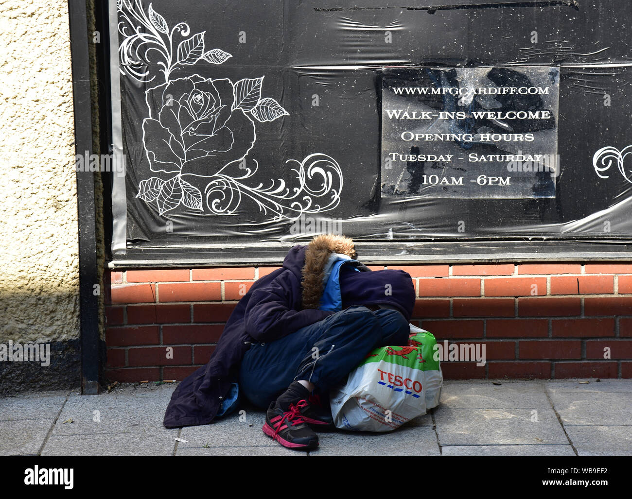 Les sans-abri. Une ID de personne inconnu est représenté à la rue dans l'après-midi dimanche, 24/08/19 à Cardiff, Royaume-Uni. Caroline St, Cardiff. Banque D'Images