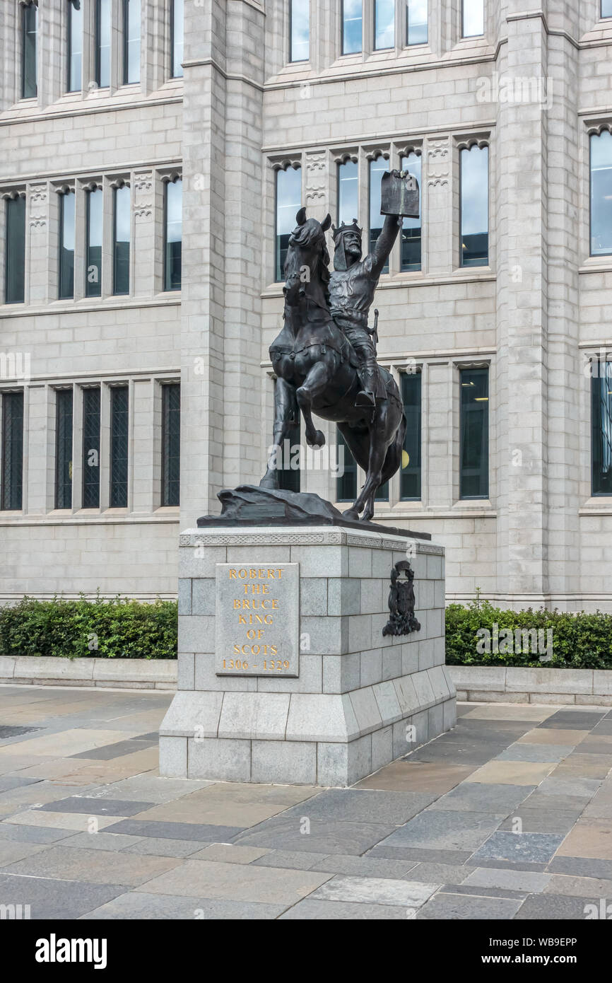 La statue de Robert Bruce à l'extérieur du collège Marischal Broad Street à Aberdeen Scotland UK administré par Université d'Aberdeen et utilisés par le Conseil d'Aberdeen Banque D'Images