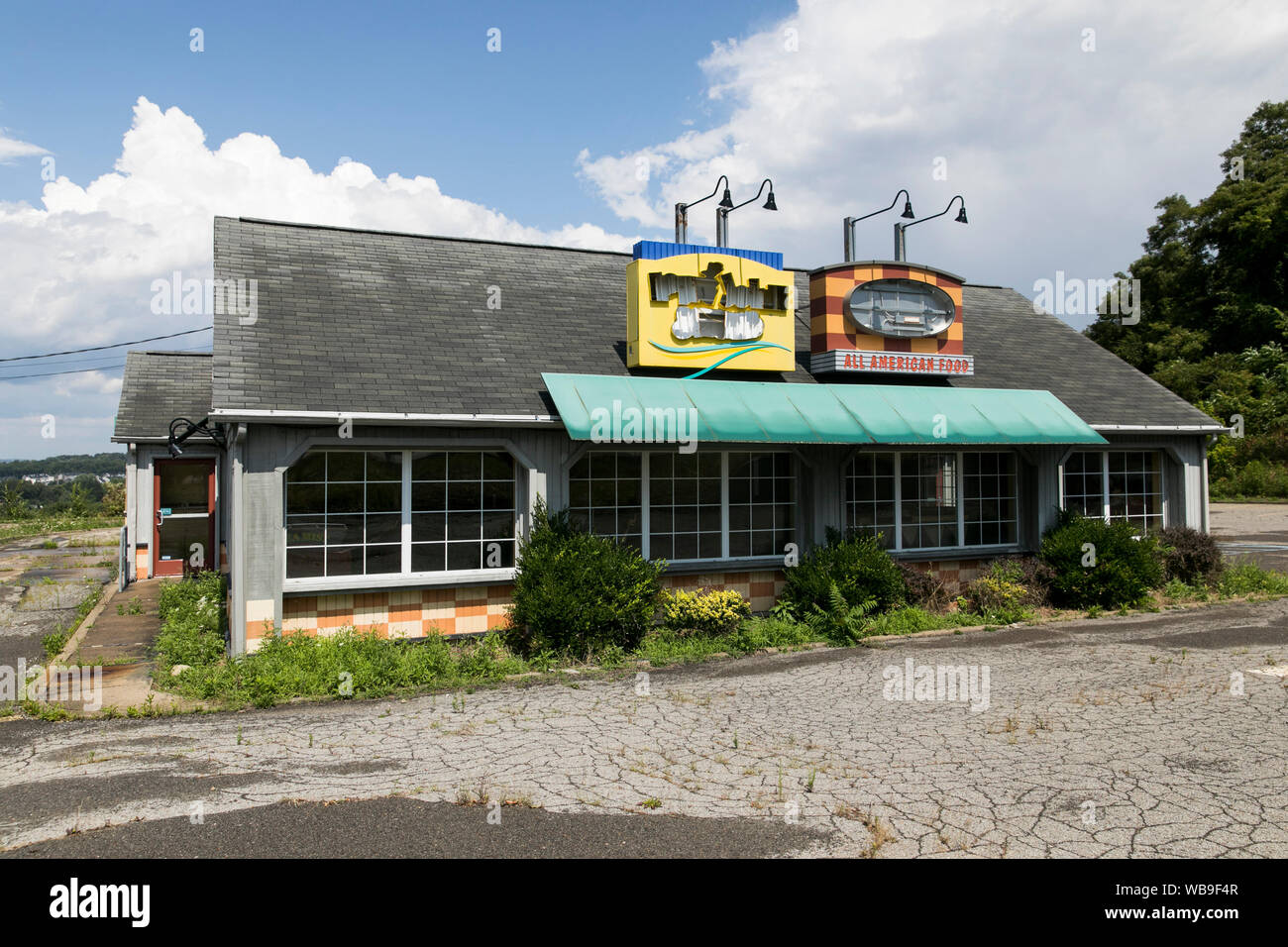 Affichage à l'extérieur d'un logo abandonné et fermé Long John Silver's et A&W restaurant fast food situé à Pittsburgh, Pennsylvanie le 8 août 2019. Banque D'Images