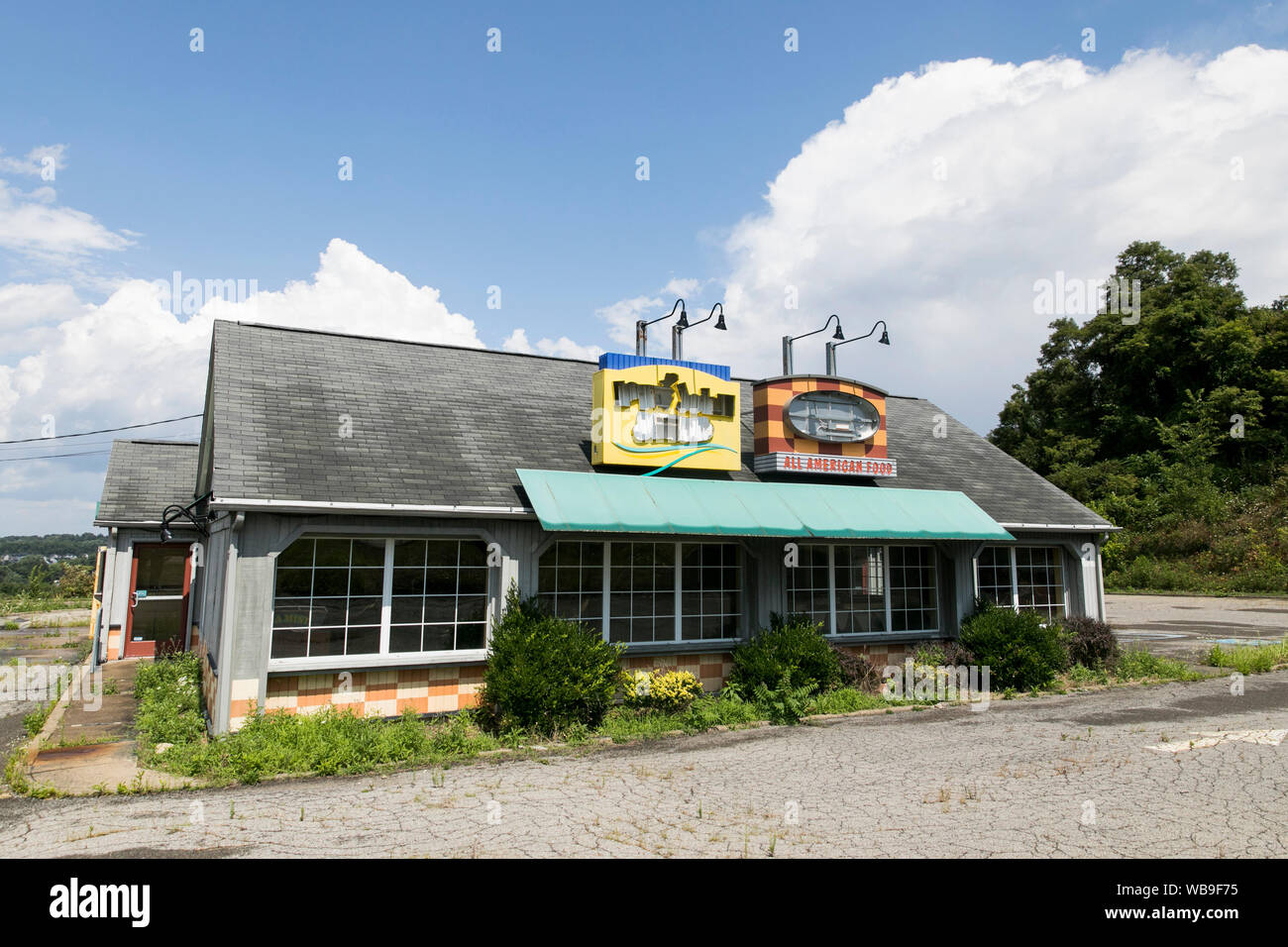 Affichage à l'extérieur d'un logo abandonné et fermé Long John Silver's et A&W restaurant fast food situé à Pittsburgh, Pennsylvanie le 8 août 2019. Banque D'Images