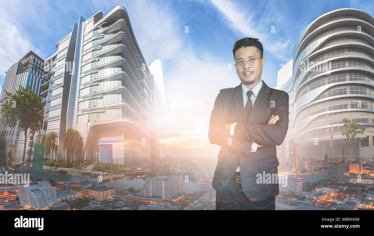 Les hommes d'affaires asiatiques dans la ville avec la lumière du matin. Banque D'Images