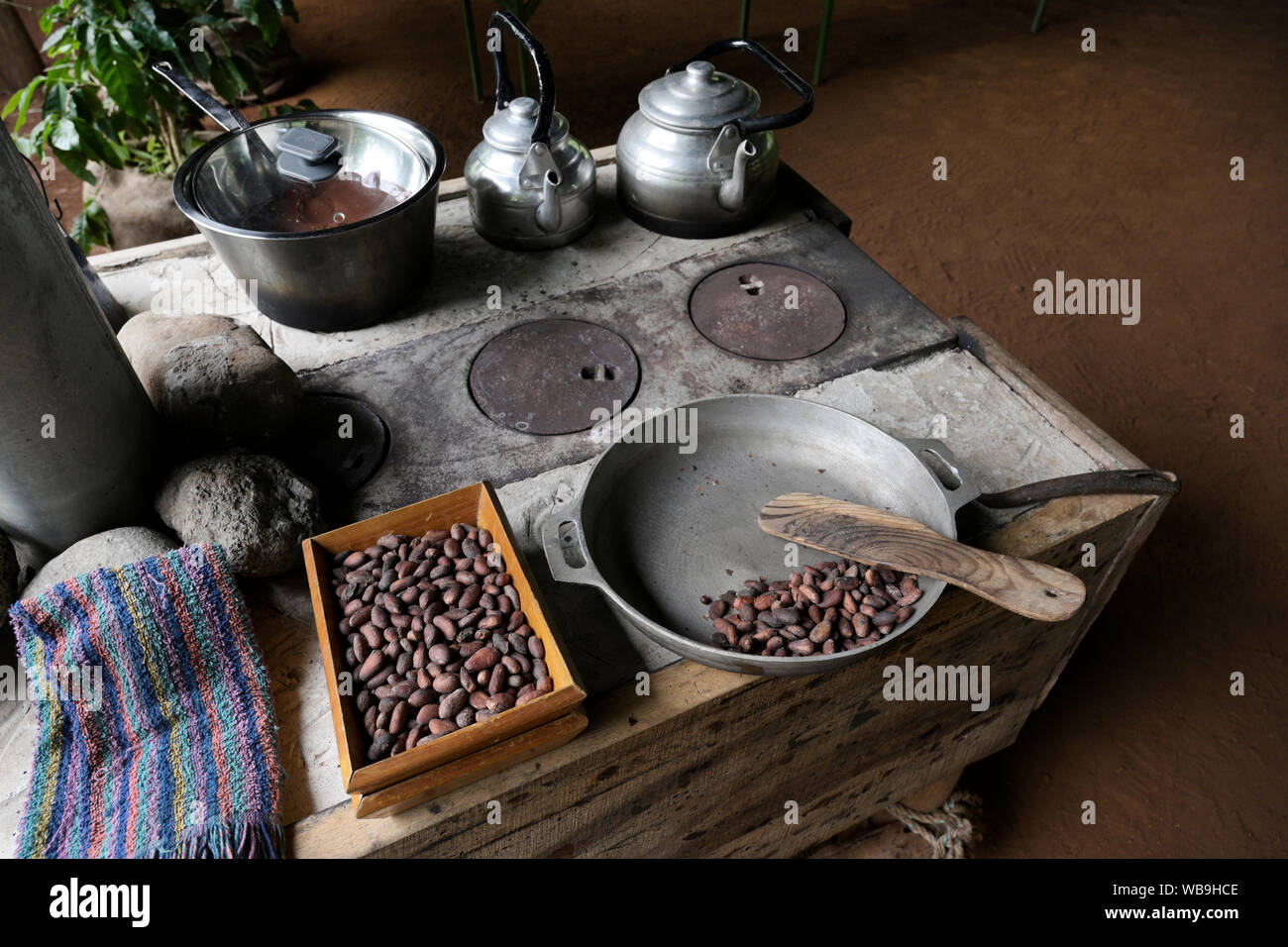 Faire rôtir les graines de cacao et chocolat cacao à une ferme, Costa Rica Banque D'Images