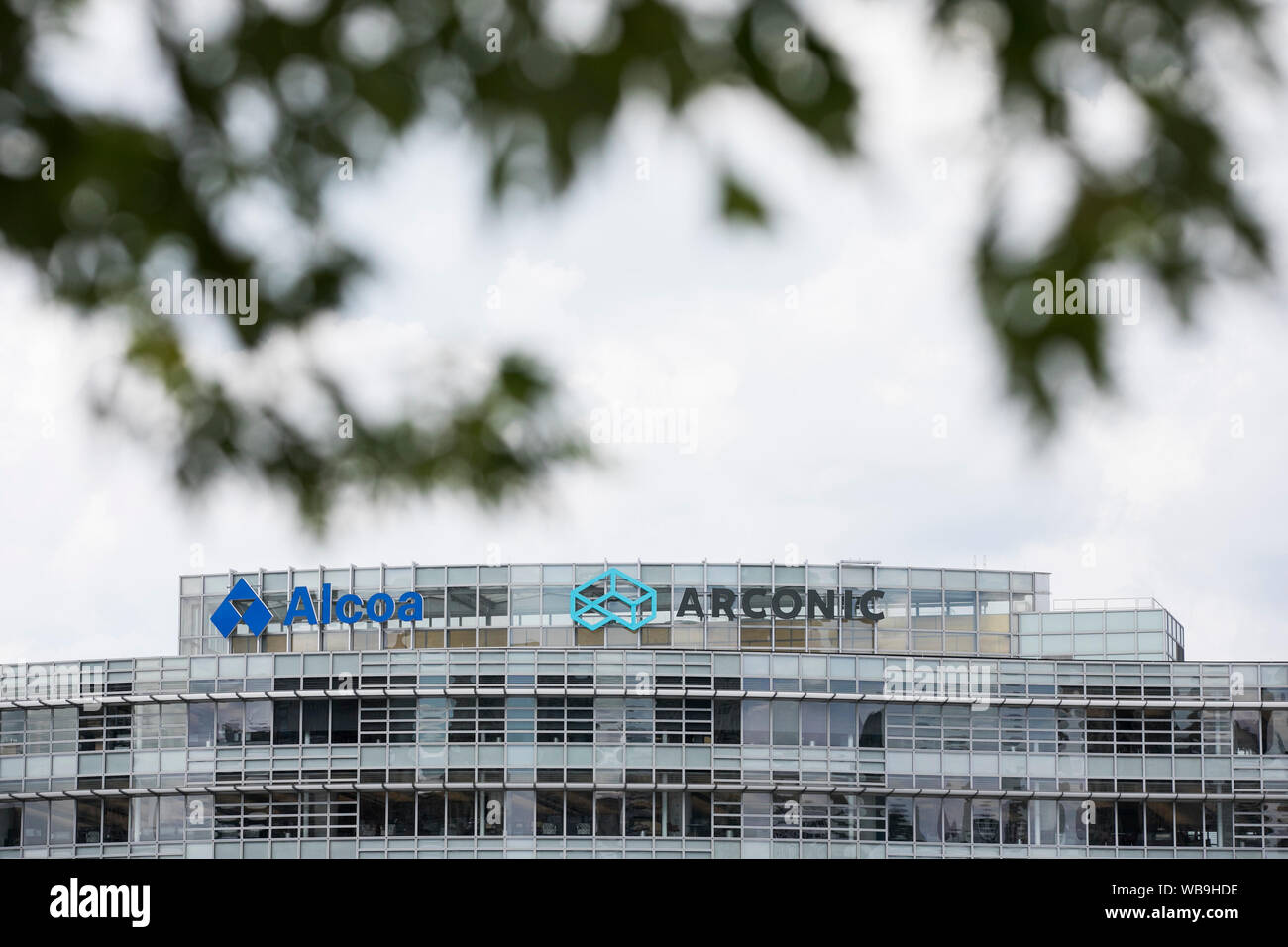 Un logo affiche à l'extérieur du siège de la société Alcoa et Arconic à Pittsburgh, Pennsylvanie le 8 août 2019. Banque D'Images