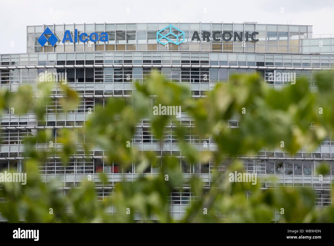 Un logo affiche à l'extérieur du siège de la société Alcoa et Arconic à Pittsburgh, Pennsylvanie le 8 août 2019. Banque D'Images