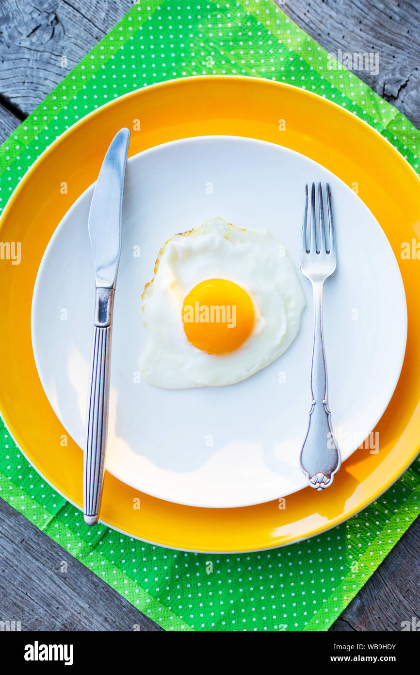 Œuf frit sur une plaque jaune, blanc. Vue d'en haut. Restaurant. Le petit-déjeuner Banque D'Images