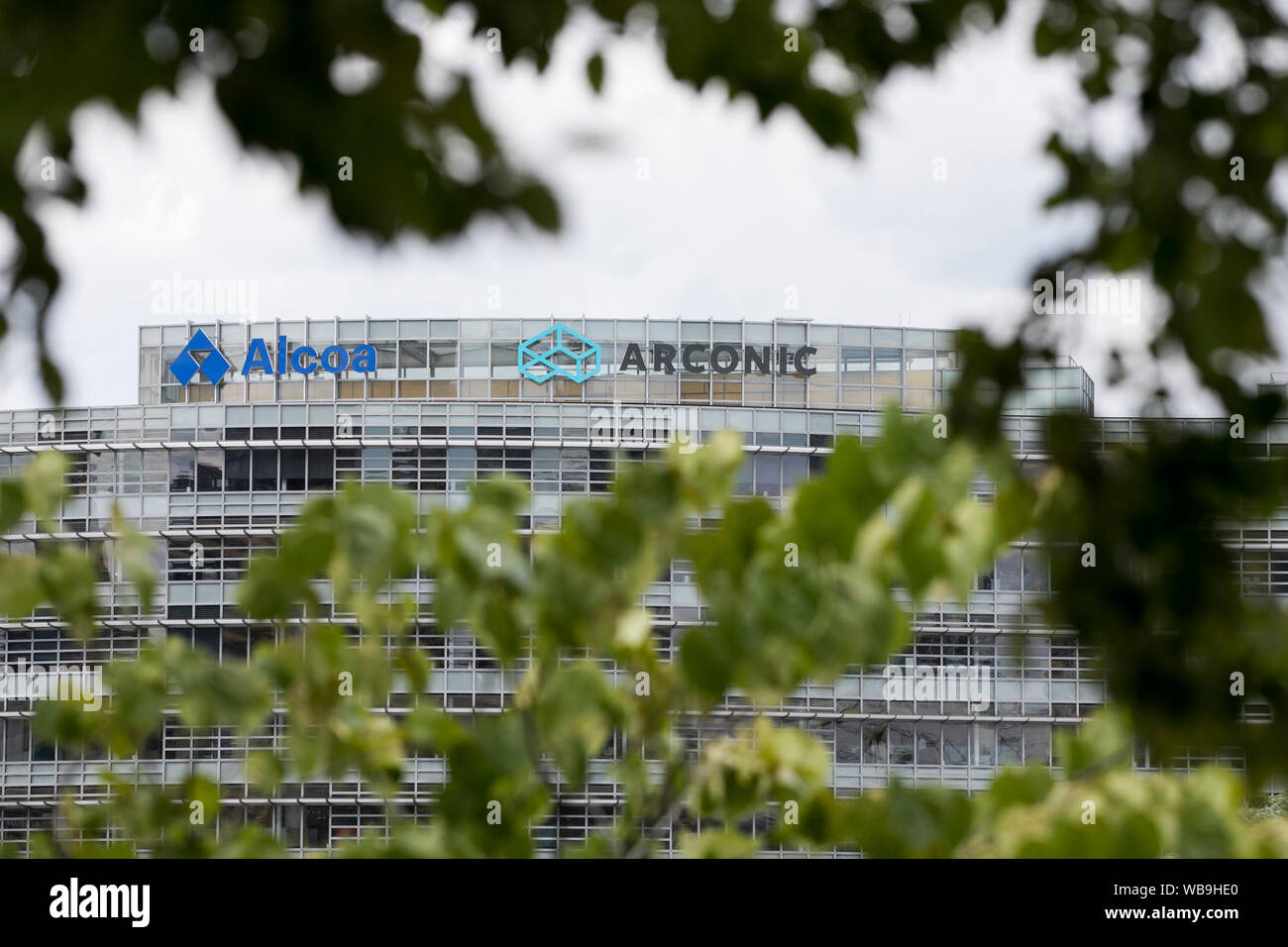 Un logo affiche à l'extérieur du siège de la société Alcoa et Arconic à Pittsburgh, Pennsylvanie le 8 août 2019. Banque D'Images