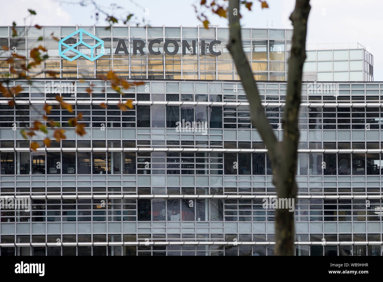 Un logo affiche à l'extérieur du siège de l'Arconic à Pittsburgh, Pennsylvanie le 8 août 2019. Banque D'Images