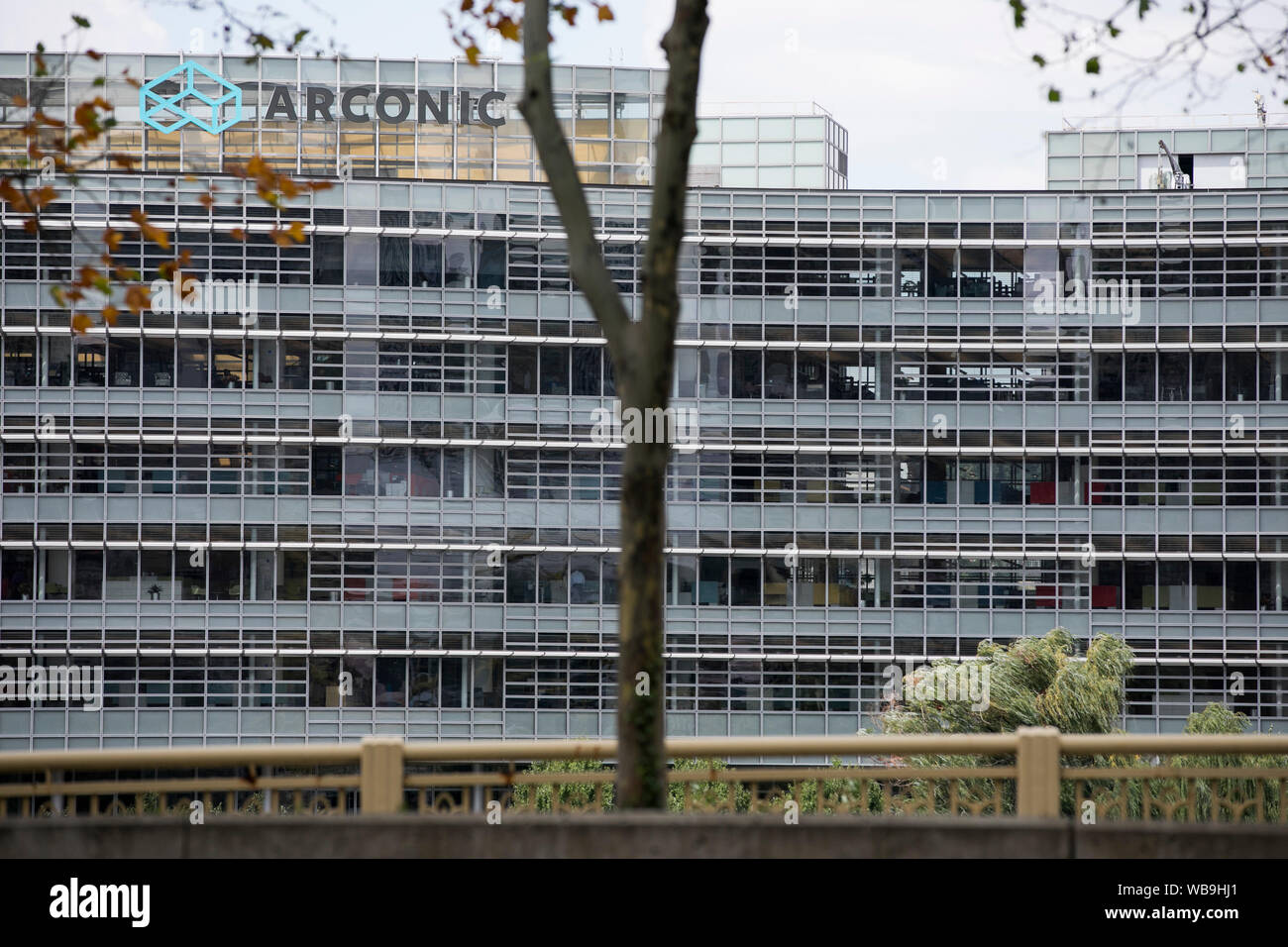 Un logo affiche à l'extérieur du siège de l'Arconic à Pittsburgh, Pennsylvanie le 8 août 2019. Banque D'Images