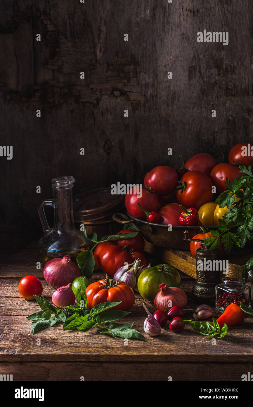 Heirloom tomatoes on the table rustique, copiez l'espace. Banque D'Images