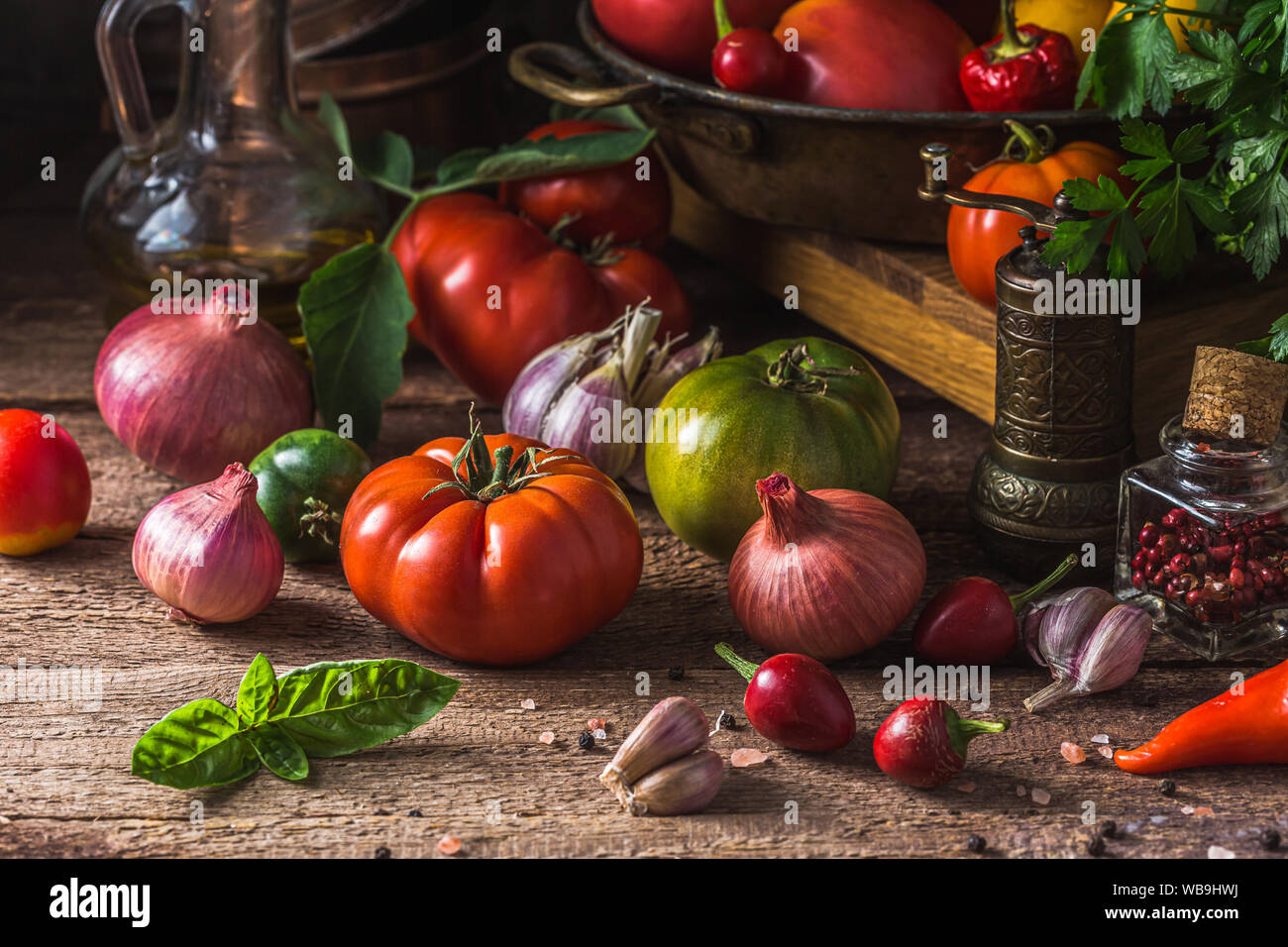 Fermer voir Heirloom tomatoes on the table rustique, copiez l'espace. Banque D'Images