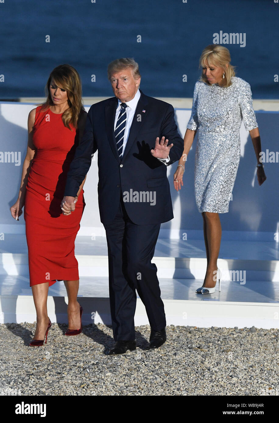 Melania Trump, gauche, le Président Donald Trump, Brigitte Macron, le  président français Emmanuel Macron inscrivez-vous d'autres dirigeants du  monde pour la photo de famille au sommet du G7 à Biarritz, France Photo