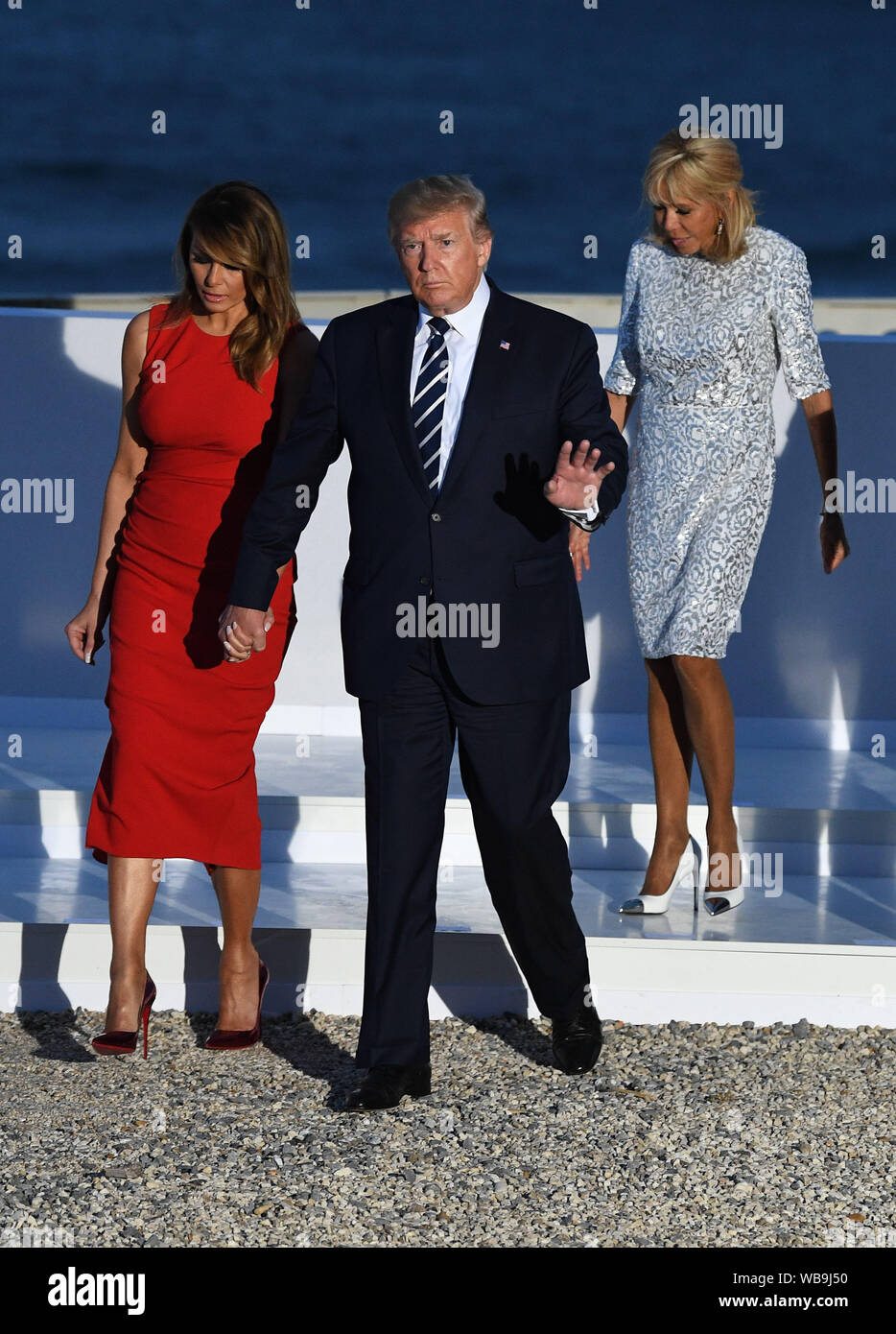 Melania Trump, gauche, le Président Donald Trump, Brigitte Macron, le président français Emmanuel Macron inscrivez-vous d'autres dirigeants du monde pour la photo de famille au sommet du G7 à Biarritz, France. Banque D'Images