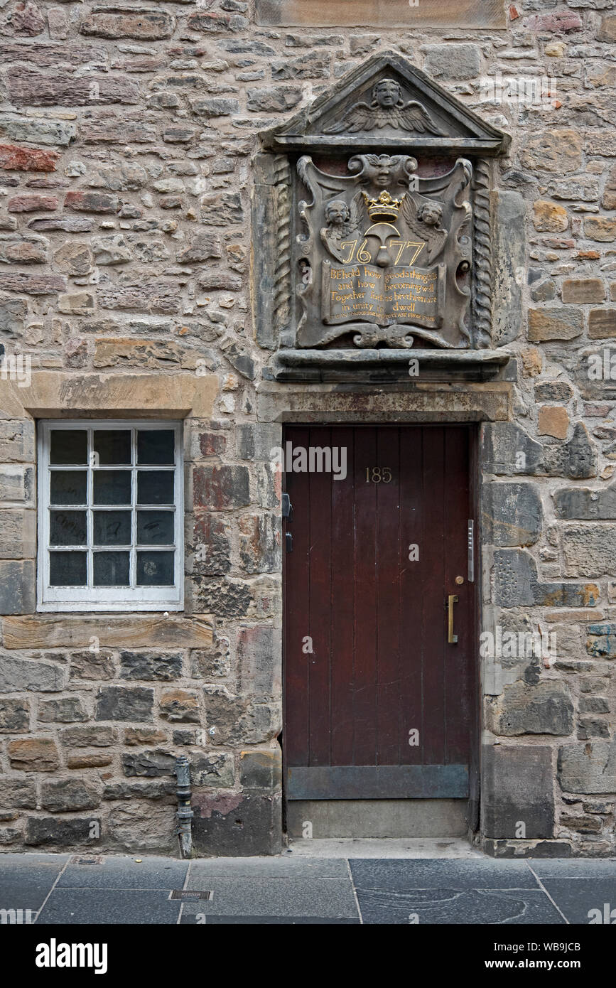 La sculpture du 17ème siècle à l'entrée de la terre de la Bible, d'un immeuble du 17ème siècle, dans la Canongate sur le Royal Mile, Édimbourg, Écosse. Banque D'Images