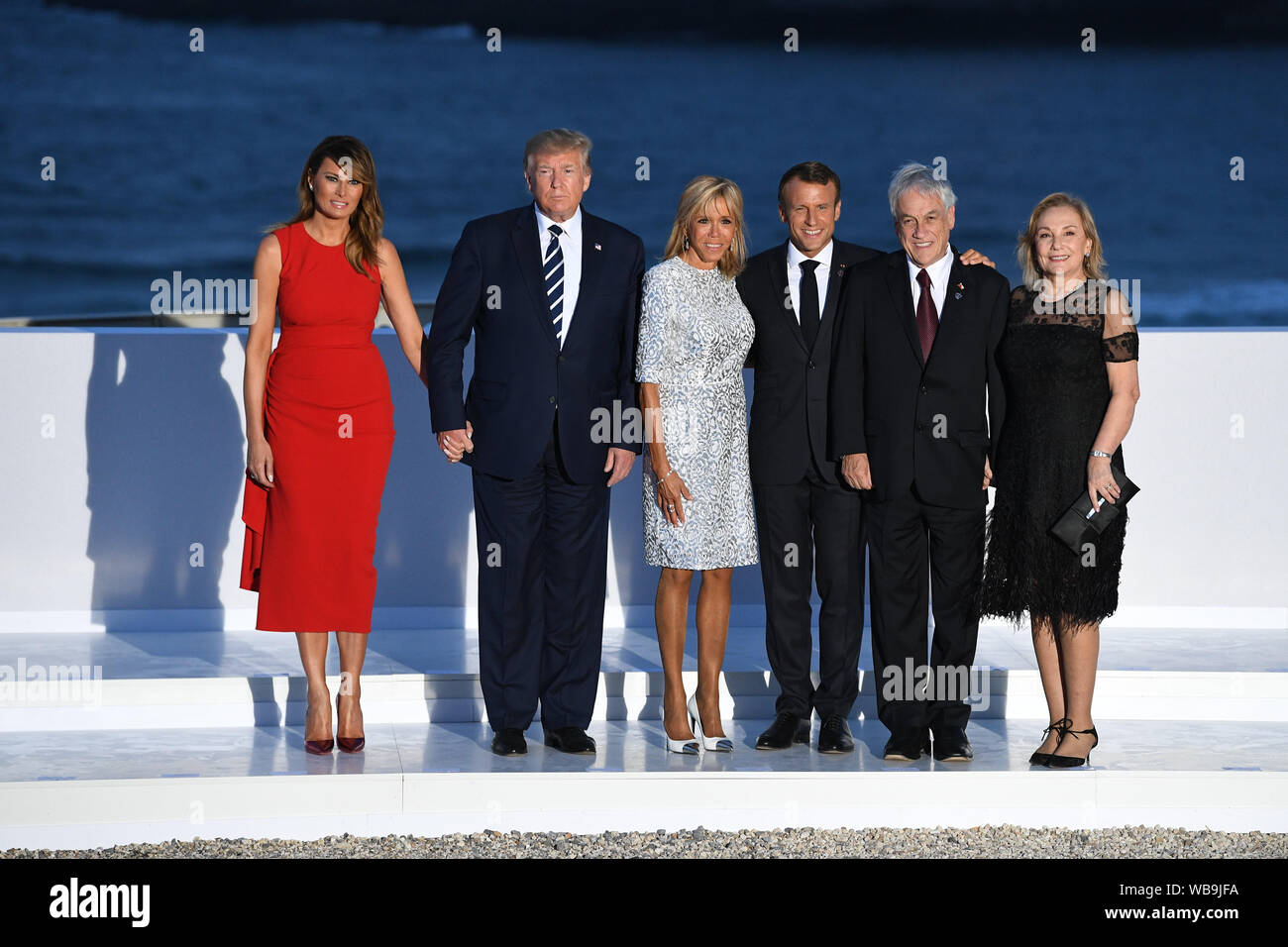 Première dame Melania Trump, Président Donald Trump, Brigitte Macron, le président français, Emmanuel Macron, président du Chili Sebastian Pinera et son épouse Cecilia Morel Montes comme ils inscrivez-vous d'autres dirigeants du monde pour la photo de famille au sommet du G7 à Biarritz, France. Banque D'Images
