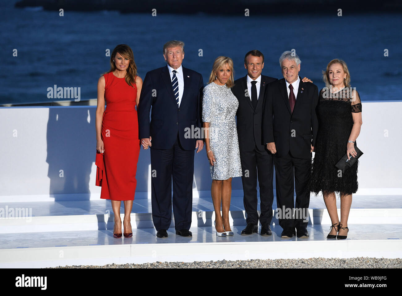 Première dame Melania Trump, Président Donald Trump, Brigitte Macron, le président français, Emmanuel Macron, président du Chili Sebastian Pinera et son épouse Cecilia Morel Montes comme ils inscrivez-vous d'autres dirigeants du monde pour la photo de famille au sommet du G7 à Biarritz, France. Banque D'Images