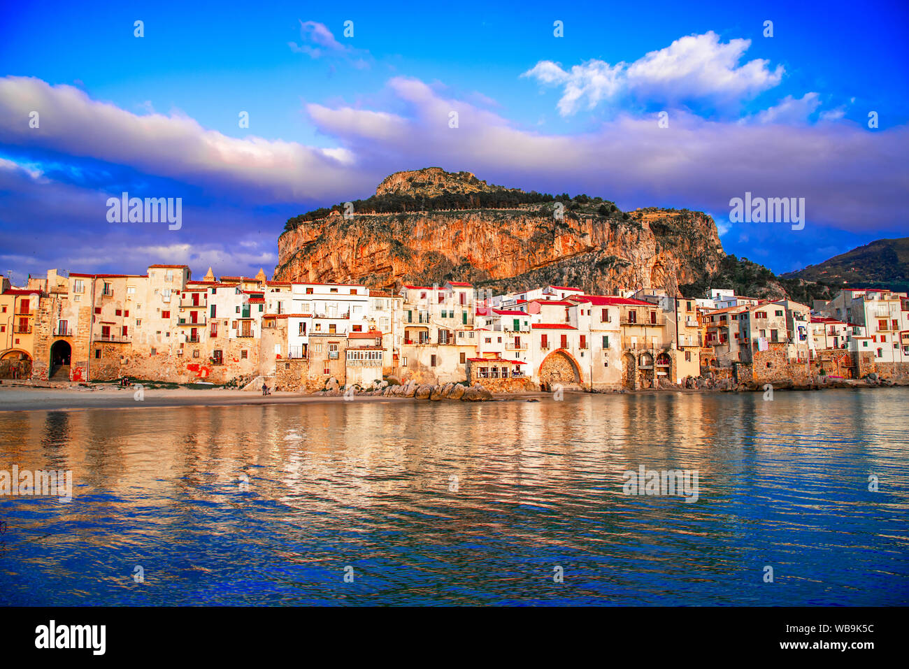 Cefalu, Sicile, Italie : Mer Ligurienne et ville médiévale Cefalu. Banque D'Images