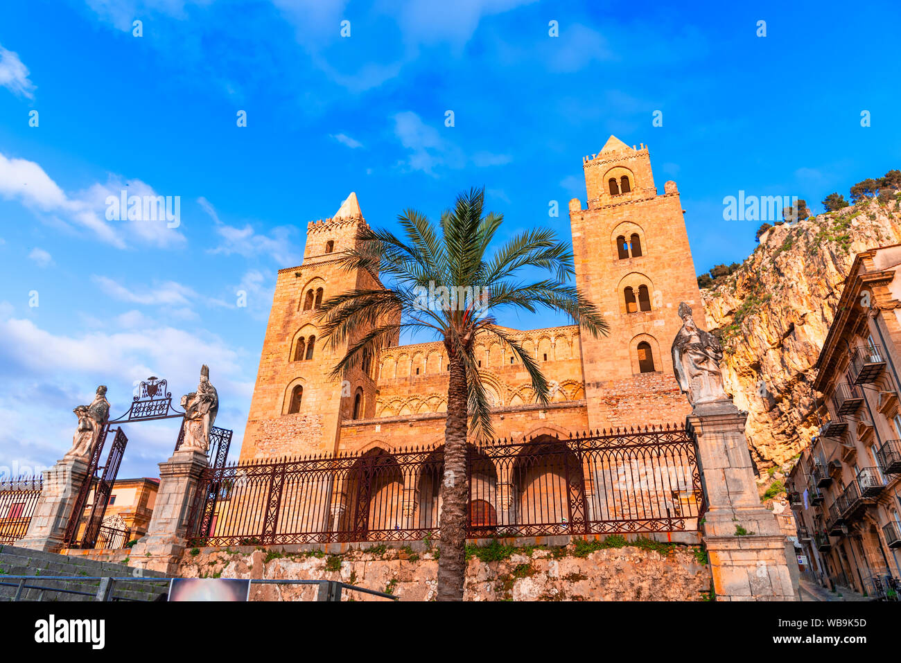 Cefalu, Sicile, Italie : place de la ville avec la Cathédrale ou Basilique de Cefalù, une église catholique romaine construite dans le style normand Banque D'Images