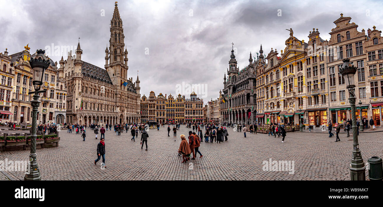 Belle journée à la Grand-Place (Grote Markt). La place centrale de Bruxelles avec la Mairie. L'une des plus belles places de la wo Banque D'Images