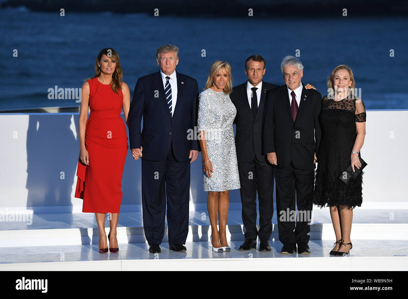 Première dame Melania Trump, Président Donald Trump, Brigitte Macron, le président français, Emmanuel Macron, président du Chili Sebastian Pinera et son épouse Cecilia Morel Montes comme ils inscrivez-vous d'autres dirigeants du monde pour la photo de famille au sommet du G7 à Biarritz, France. Banque D'Images