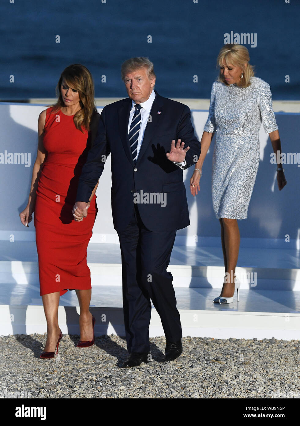 Melania Trump, gauche, le Président Donald Trump, Brigitte Macron, le président français Emmanuel Macron inscrivez-vous d'autres dirigeants du monde pour la photo de famille au sommet du G7 à Biarritz, France. Banque D'Images