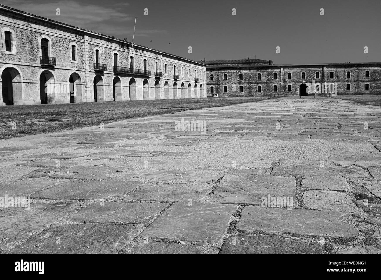 Le Château de San Fernando à Figueres (Espagne) : vue panoramique sur la place principale de la forteresse. Le pavillon de l'état major et l'entrée principale en arrière-plan. Banque D'Images