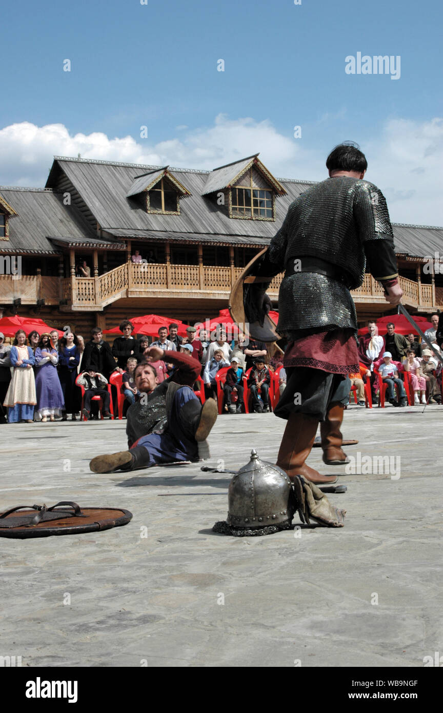 Combat à l'épée médiévale. La reconstruction historique Banque D'Images