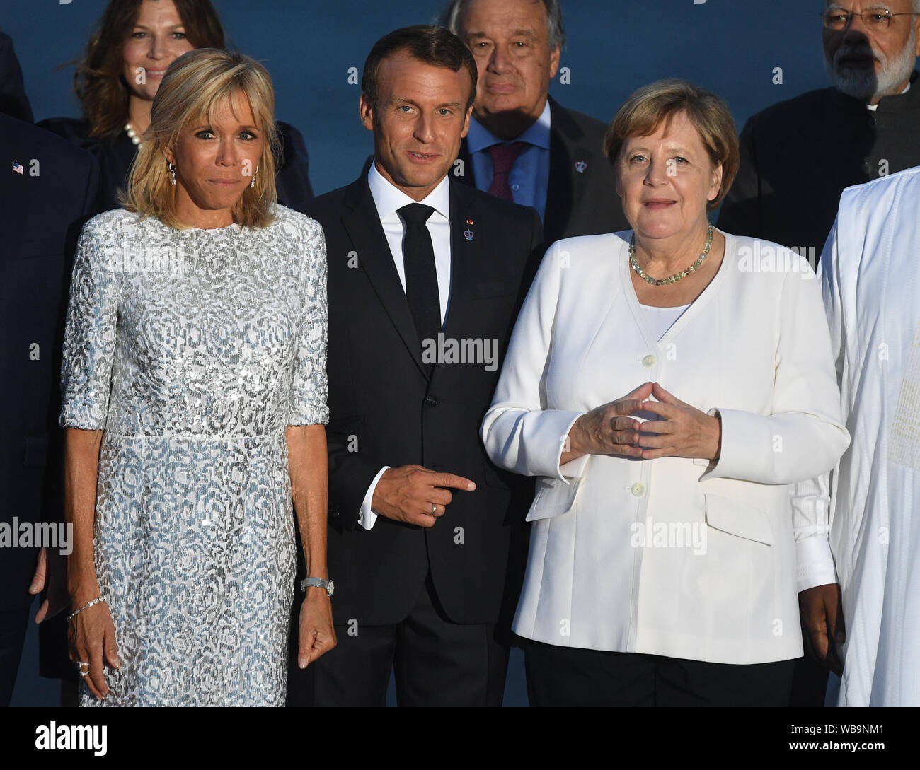 Brigitte Macron, Emmanuel Macron, le président français et la Chancelière allemande, Angela Merkel, inscrivez-vous d'autres dirigeants du monde pour la photo de famille au sommet du G7 à Biarritz, France. Banque D'Images